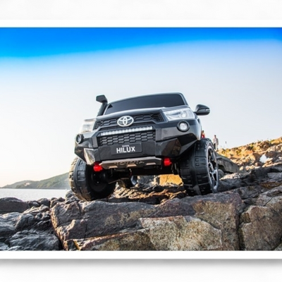 Coche Eléctrico para Niños TOYOTA HILUX Gris Metalizado 12v 4x4 c/ RUEDAS DE GOMA & ASIENTO DE PIEL