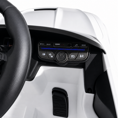 Coche eléctrico infantil Mercedes CLE53 blanco de 12V con ruedas de goma y asiento de piel