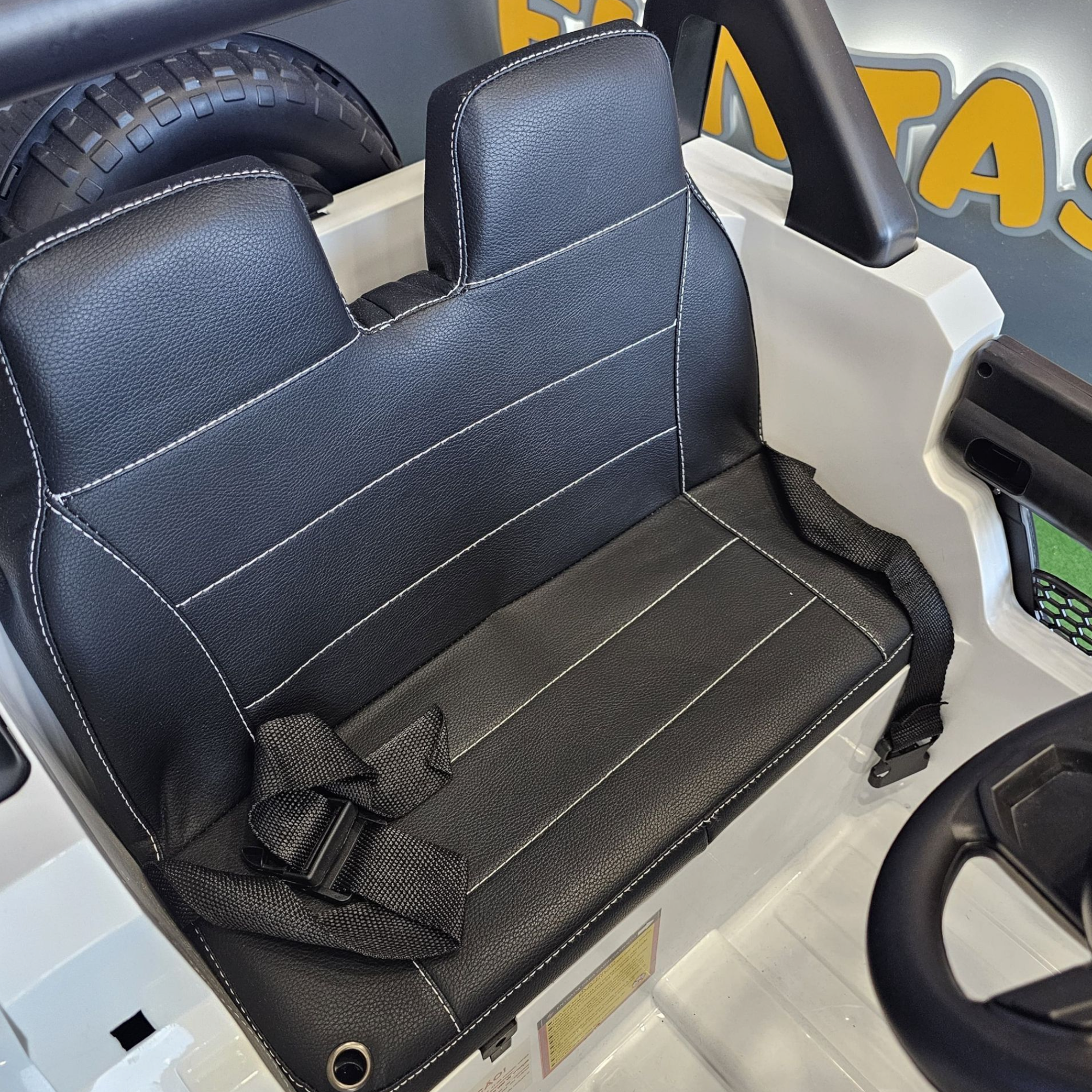 Jeep eléctrico para niños 12v con ruedas de goma y asientos de cuero