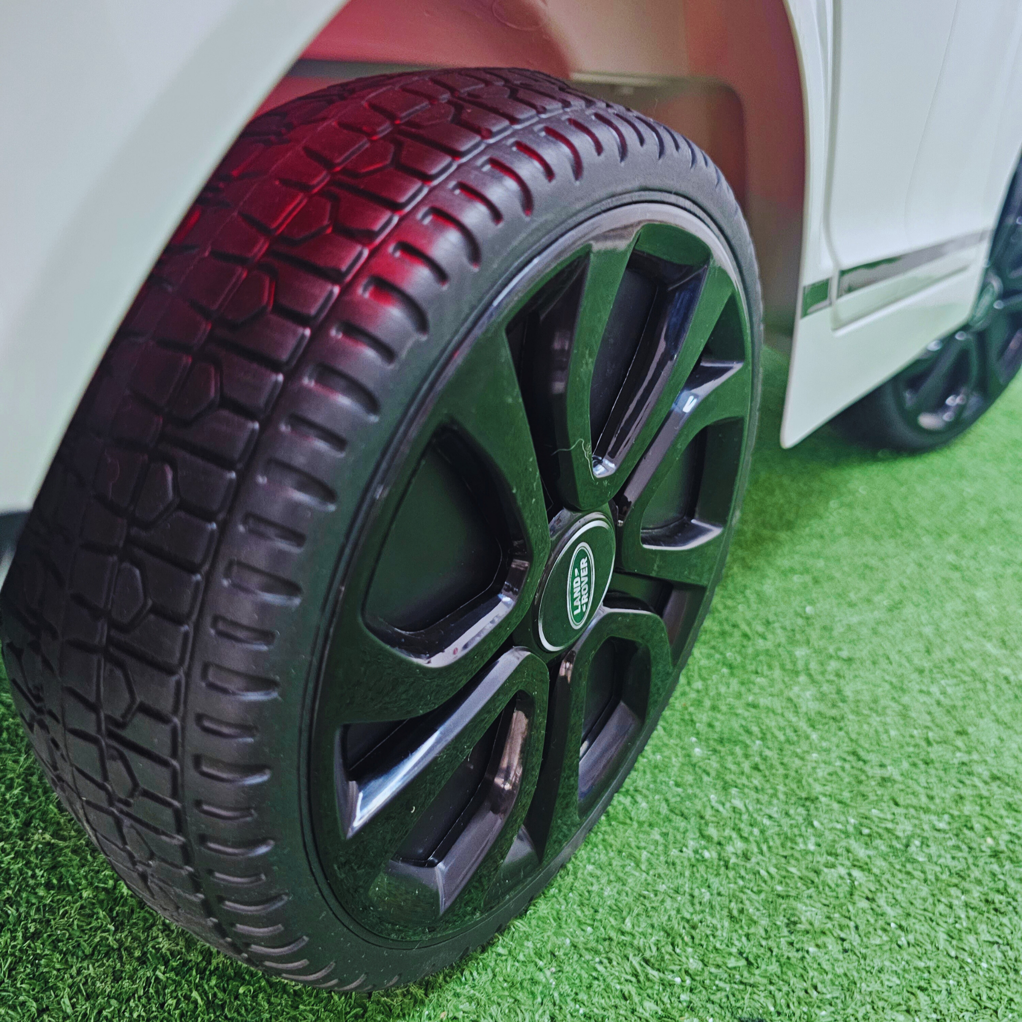 Coche Eléctrico para Niños RANGE ROVER EVOQUE 12v Blanco c/ RUEDAS DE GOMA & ASIENTO DE PIEL