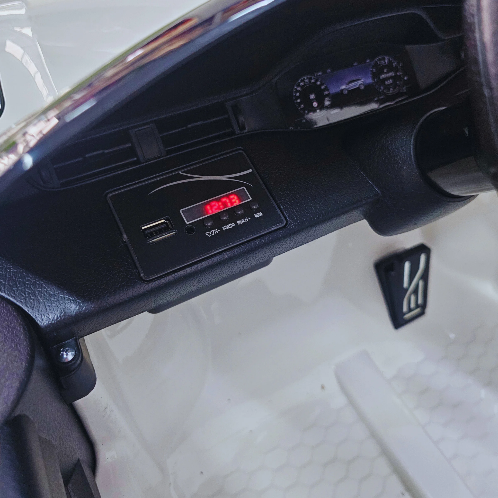 Coche Eléctrico para Niños RANGE ROVER EVOQUE 12v Blanco c/ RUEDAS DE GOMA & ASIENTO DE PIEL